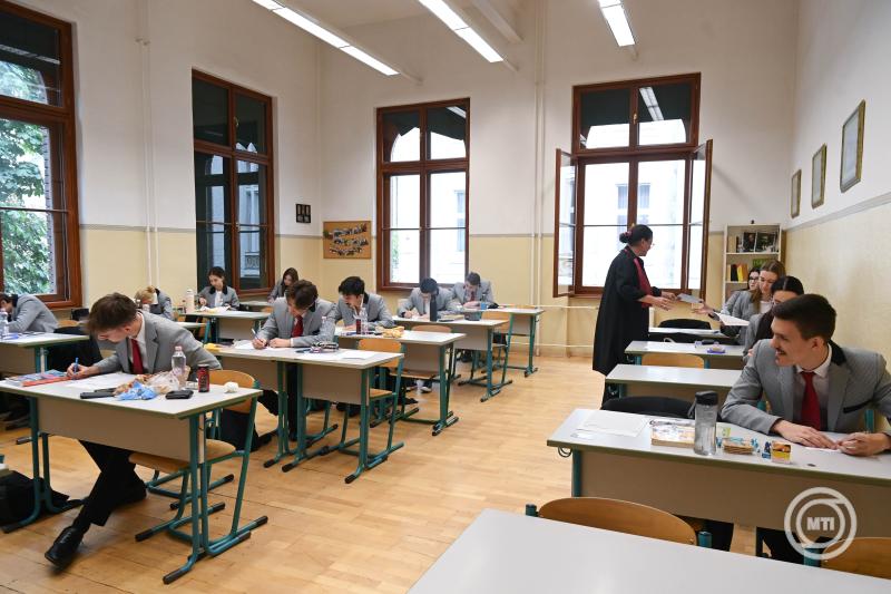 Megkezdődtek a matematika írásbeli vizsgák