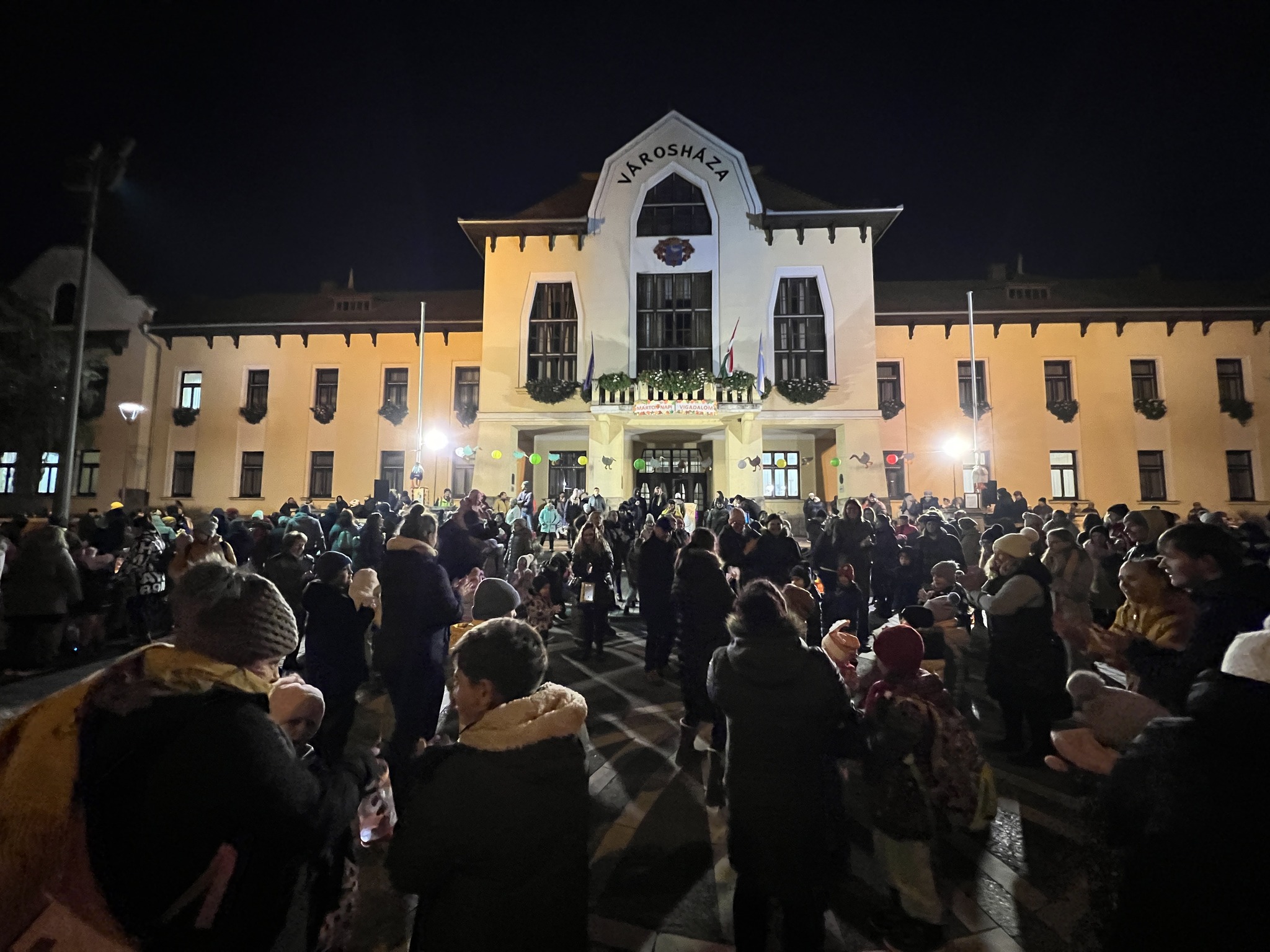 Márton Napi Vigadalom Csongrádon – lampionos felvonulás, táncház és tűzzsonglőrök a Kossuth téren
