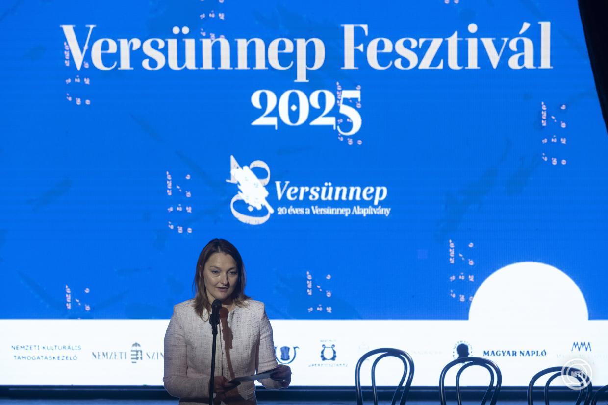 A versek észrevétlenül vannak jelen életünkben